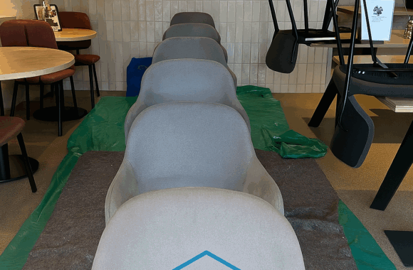 Horecastoelen reinigen bij Brownies&downieS in Waalwijk door Mobiele Cleaners