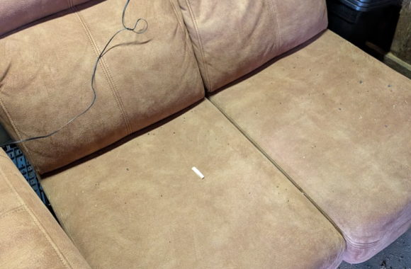 vervuilde bank na opslag schuur vlijmen