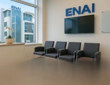 Vergaderruimte bij ENAI met frisse, gereinigde vergaderstoelen na behandeling door Mobiele Cleaners