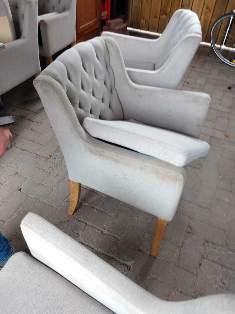 Professioneel gereinigde eetkamerstoelen in Zoetermeer na reiniging door Mobiele Cleaners