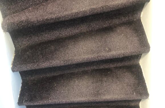 hier moet de trap bekleding nog gereinigd worden